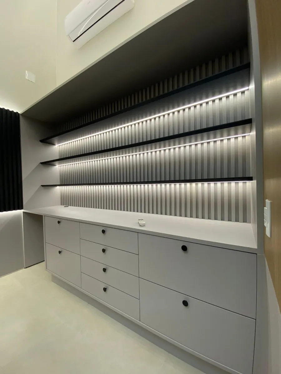 Closet com gavetas e prateleiras iluminadas