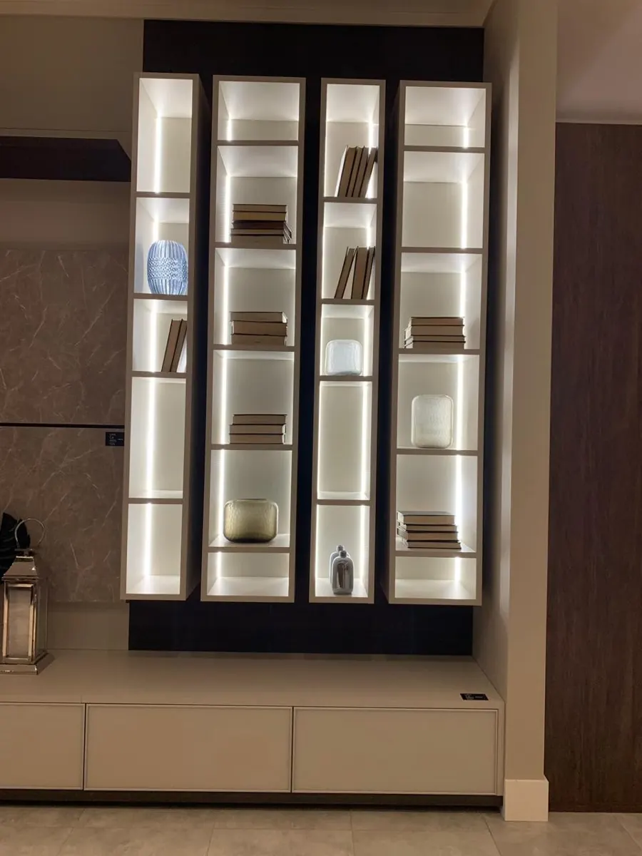 Armário com portas de vidro e iluminação interna