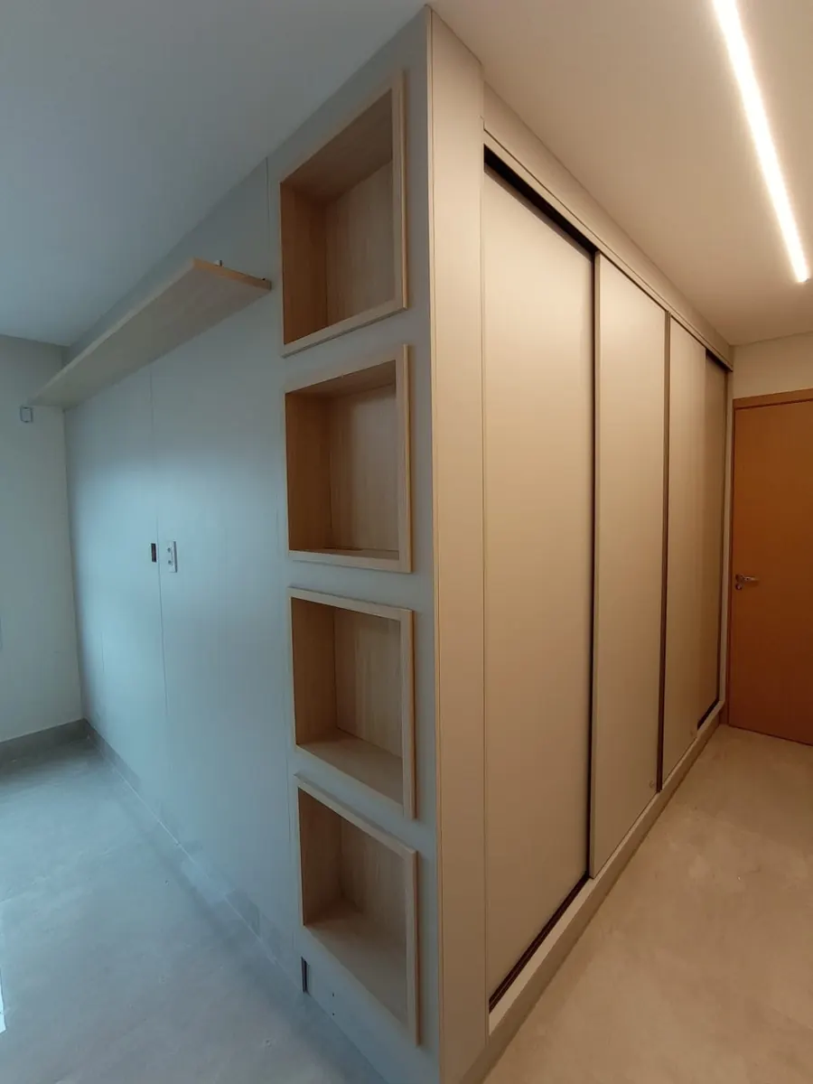 Guarda-roupa com portas de correr em madeira
