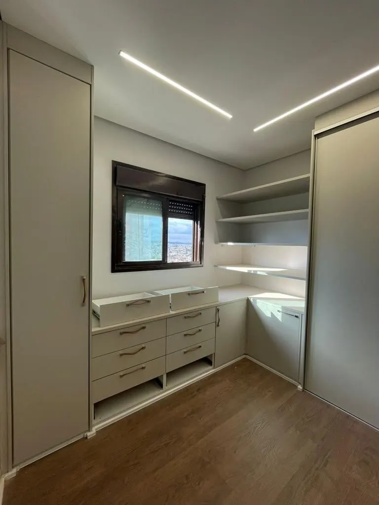 Closet planejado com bancada e gavetas
