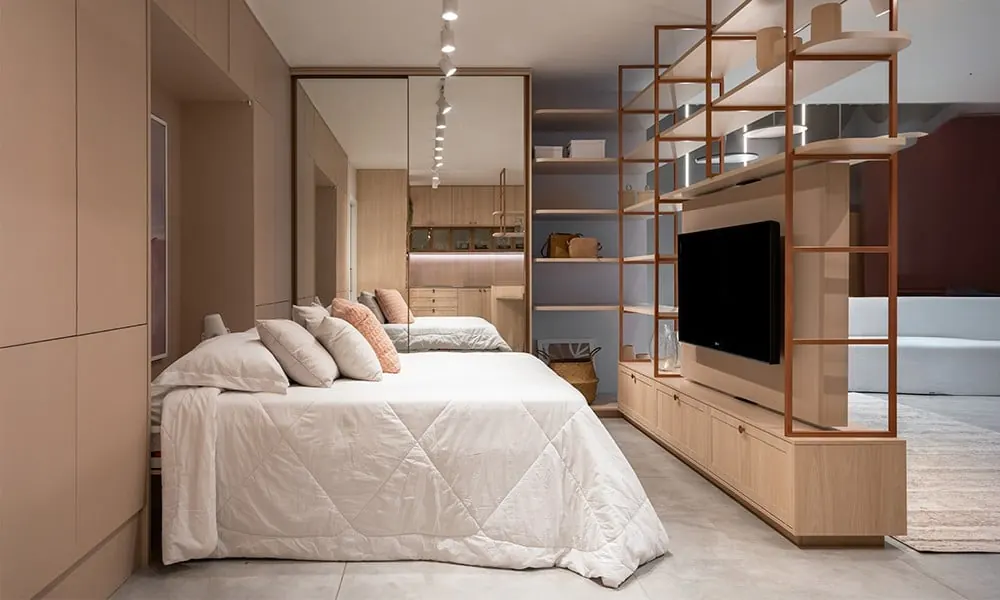 Quarto com painel de TV e estante vazada