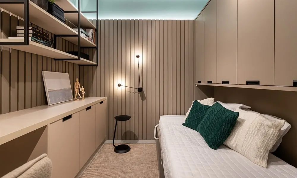 Quarto com bancada de estudo e painel ripado