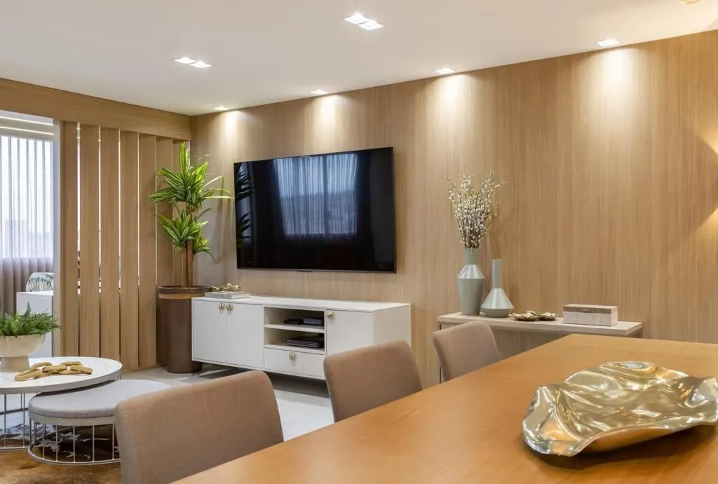 Sala com painel de TV em madeira e rack branco