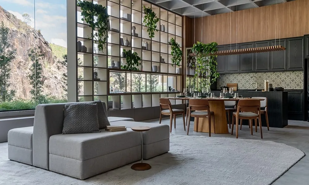 Sala integrada com cozinha e estante com plantas